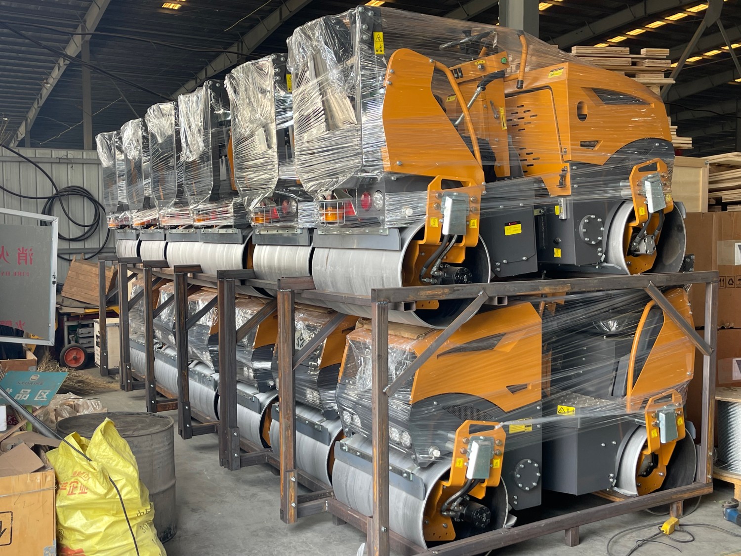 發(fā)往俄羅斯圣彼得堡20臺(tái)思拓瑞克雙鋼輪、鋼膠壓路機(jī)裝柜進(jìn)行時(shí)···