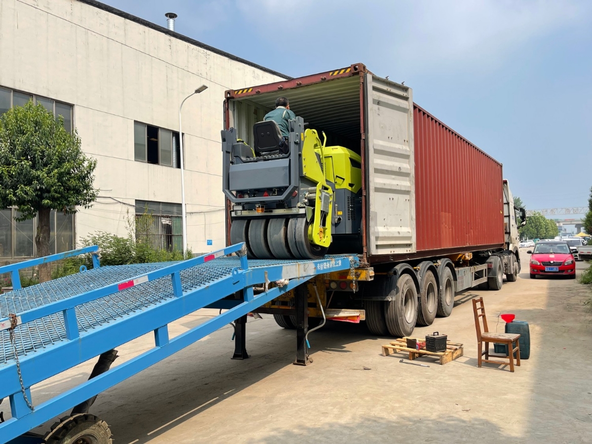 發往俄羅斯圣彼得堡20臺思拓瑞克雙鋼輪、鋼膠壓路機裝柜進行時···